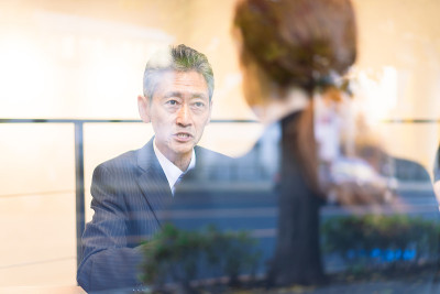 女商人面带微笑开商务会议