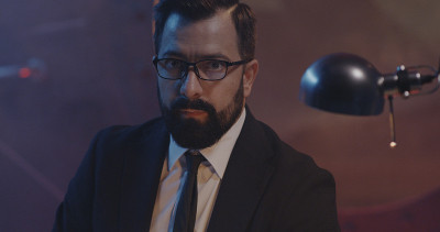 在火星办公室工作的商人