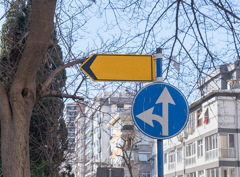 圆形左转，黄色街道路标在附近