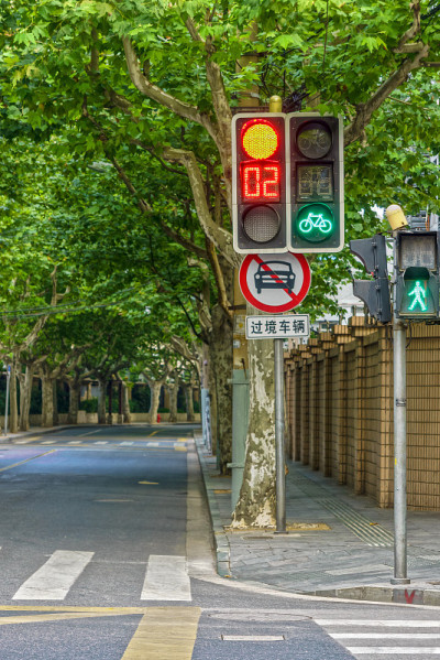 交通信号灯和交通路标。