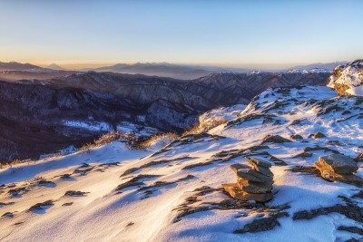日本长野县宇陆东原高原冬季黎明景观