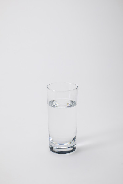 透明玻璃与平静的水在白色