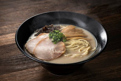 桌上放着热猪肉骨拉面