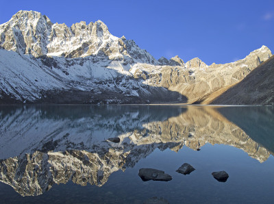 美丽的珠穆朗玛峰地区山景与湖泊，尼泊尔。