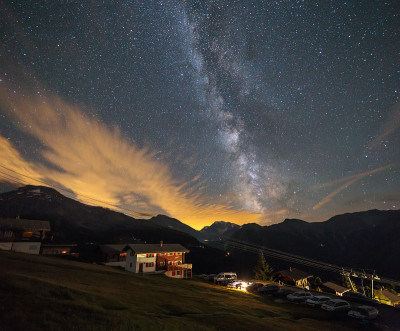 阿尔卑斯山村庄上方的银河，瑞士星空