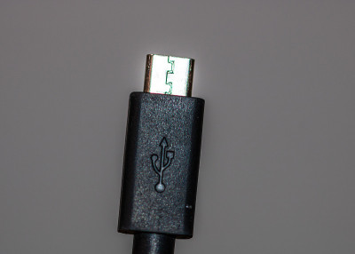 关闭的黑色USB电缆隔离，电缆USB连接。