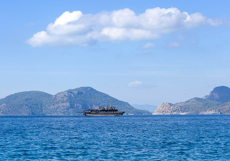 土耳其平静的海面上的一艘船