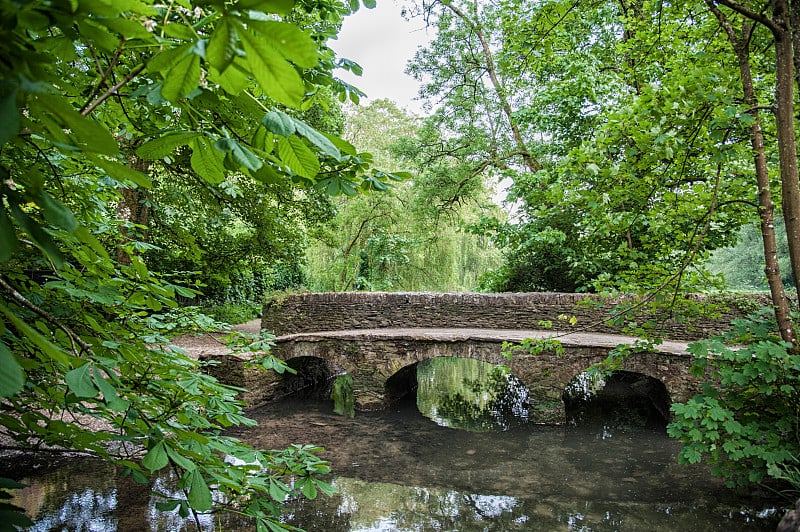 英国乡间风景如画的城堡库姆村，科茨沃尔德，英国威尔特郡