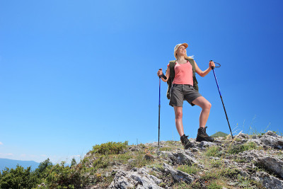 年轻女子背包和登山杆摆姿势