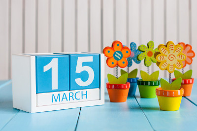 3月15日。图片为3月15日的木色挂历