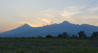火山的轮廓。