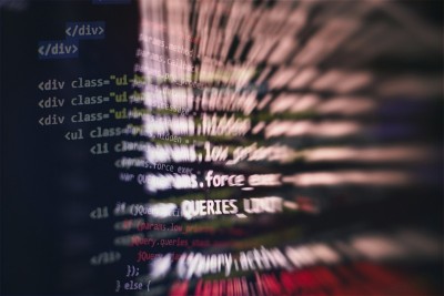 HTML5在网站开发编辑器。网站HTML代码在笔记本电脑上显示特写照片。