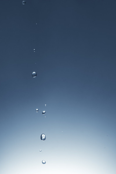 蓝色的水从顶部落下的速度照片