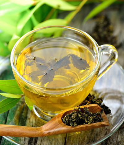 木制背景的桌子上放着几杯绿茶