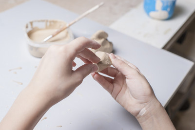 女孩用粘土做玩具
