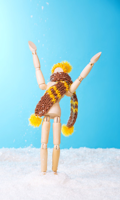 戴着围巾和帽子的男人喜欢下雪