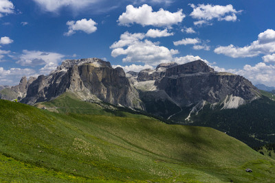 塞拉集团夏日美景。白云石山脉。意大利。