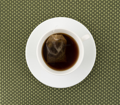 一杯不含咖啡因的红茶和茶包