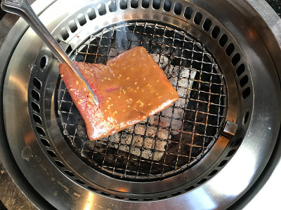 烤牛肉片配烧烤酱