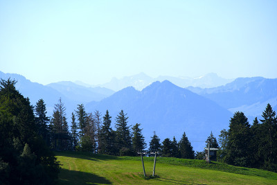 一个阳光明媚的夏日，从当地的山脉Pfänder看到美丽的广角风景山景。