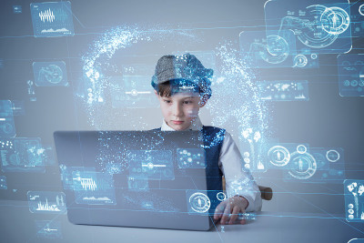 教育技术的概念。男生在教室里学习。网上学校。EdTech。