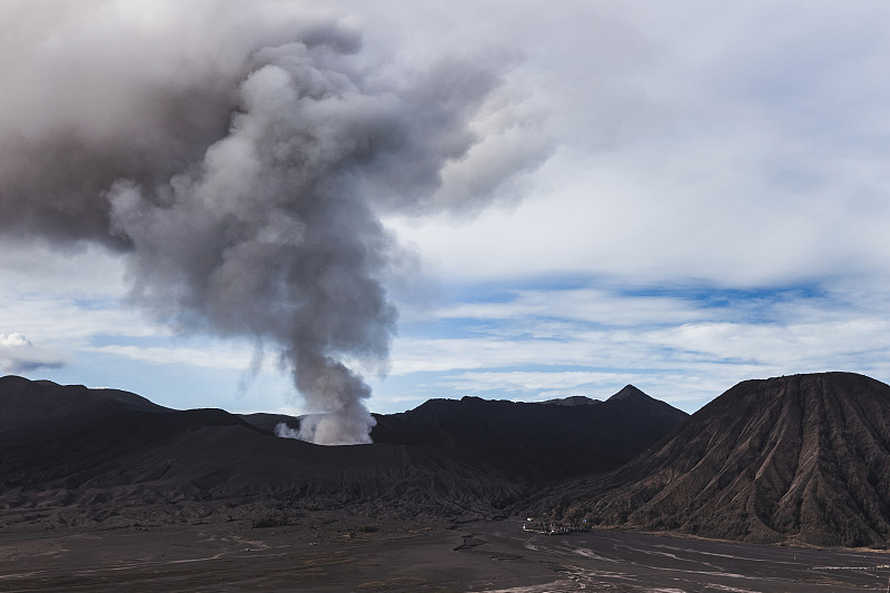 印度尼西亚爪哇岛的布罗莫火山喷发