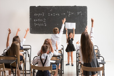 孩子们在教室里上课
