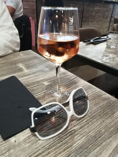 一杯粉红色的葡萄酒和玻璃杯