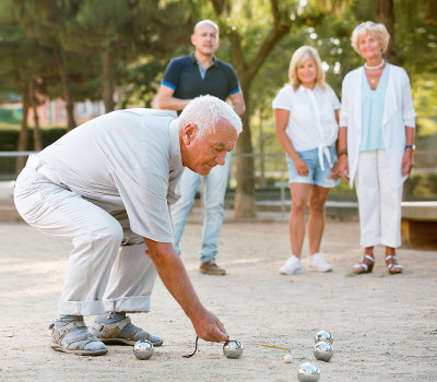 快乐的家庭在户外玩petanque