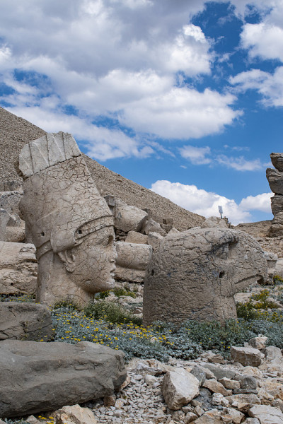 卡塔(Kahta)，土耳其:著名的内姆鲁特山(Nemrut Dagi)的西侧梯田，公元前62年，在这