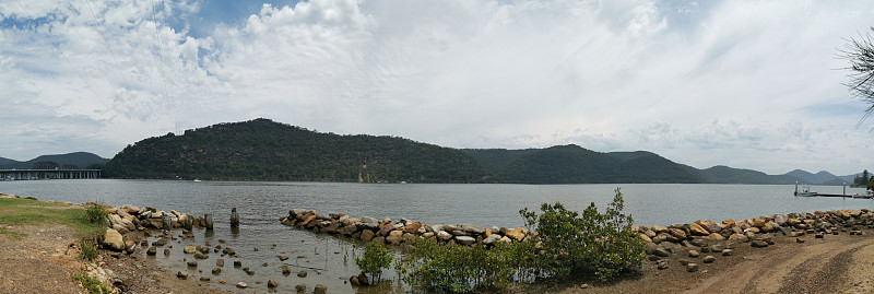 在阴天美丽的河流全景