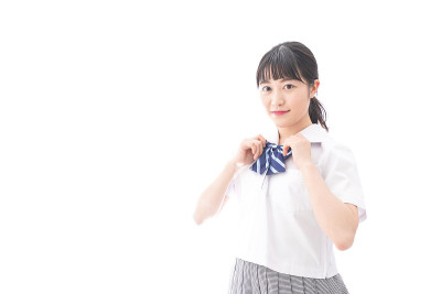 年轻学生穿著制服