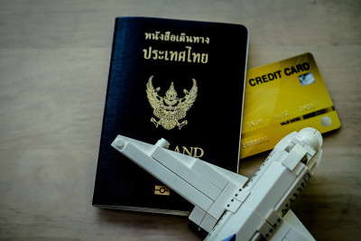 玩具飞机，泰国护照和旅游信用卡。旅游的概念