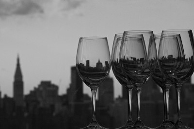 以纽约为背景的酒杯