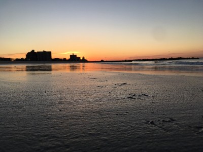 春天的日出在科尼岛海滩在布鲁克林，纽约，纽约。
