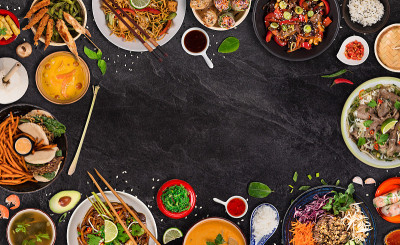 亚洲食物背景与各种配料在乡村的石头背景，俯视图。