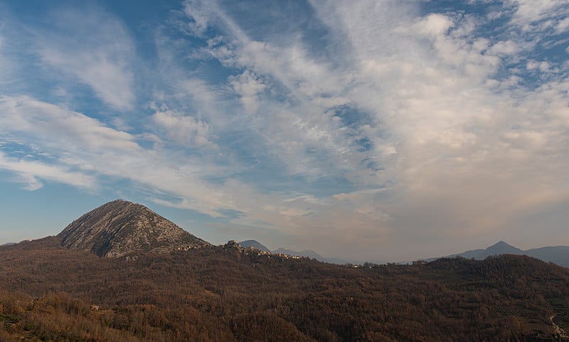 莫利塞的风景。Rocchetta Volturno。罗切塔阿尔塔的中世纪村庄。从史卡波里历史中心俯瞰