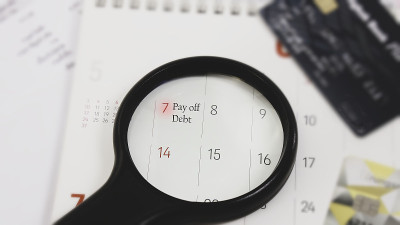 还清债务，如管理信用卡债务和付款的文字，以提醒一个重要的约会。