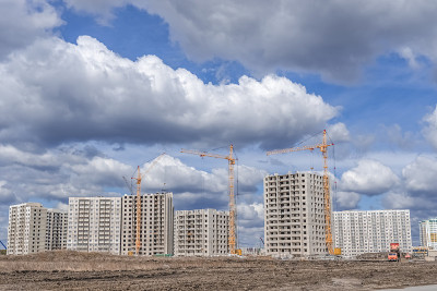 新的高层建筑和高起重机