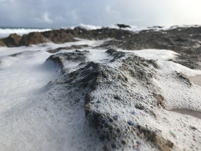 夏威夷考艾岛冬季雨天的波利黑尔海滩。