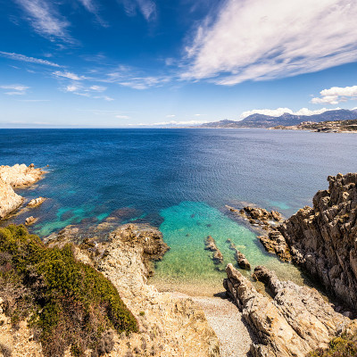 科西嘉岛的蓝绿色海洋和岩石海岸