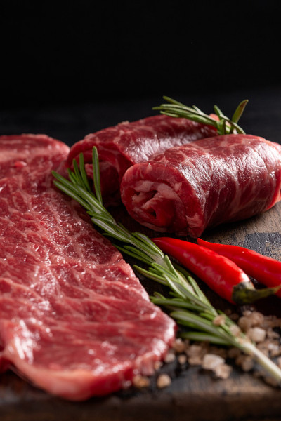 生大理石牛肉块黑色安格斯烤在木板上，在黑暗的背景。为寿喜烧肉