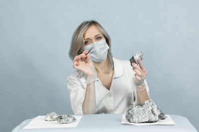 实验室的女技术员检查矿物样本。