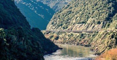 马纳瓦图峡谷最后一天的风景照片。在山体滑坡导致旅行不安全后，峡谷被永久关闭。