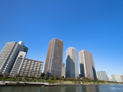 东京海滨地区的高楼公寓
