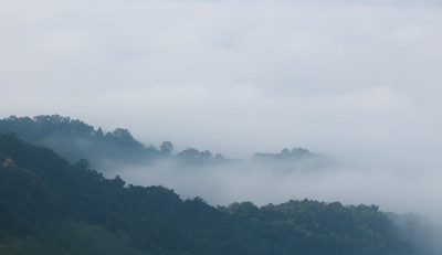 晨雾下的山峦