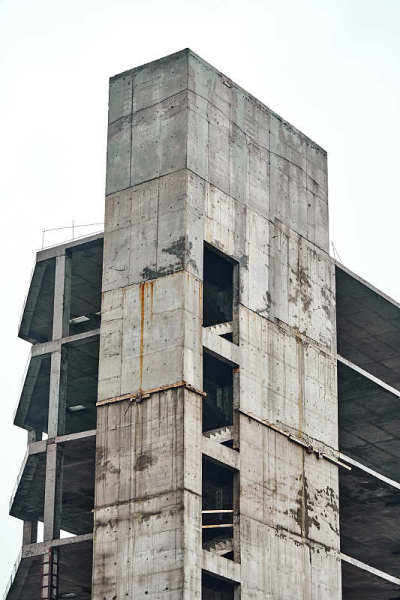 单层多层公寓建筑。未完工的建筑和钢筋混凝土房屋框架