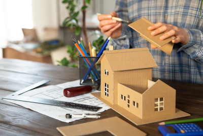 建筑师的工作场所-施工图，比例模型和工具。现代住宅设计，房地产概念。