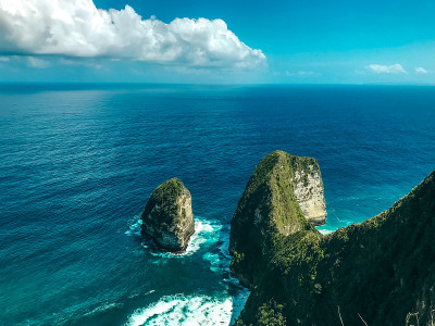 出色的海洋和岩石景观