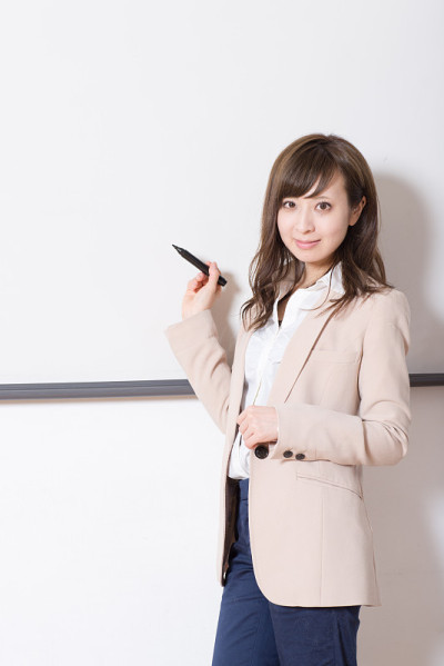 一个在教室里开研讨会的日本女人